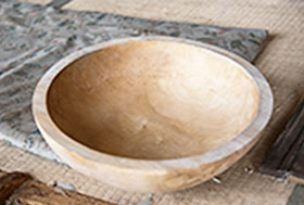 トチノキを手彫りして作られるこね鉢