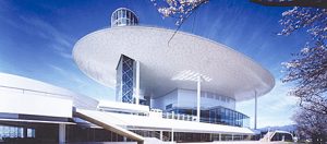 青空に映える白い屋根＝桐生市市民文化会館