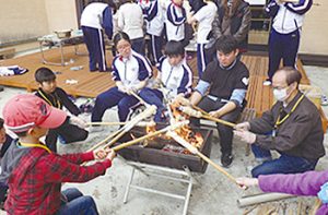 同４月には棒巻きパンを炭火で焼いた＝尾瀬高校自然環境科